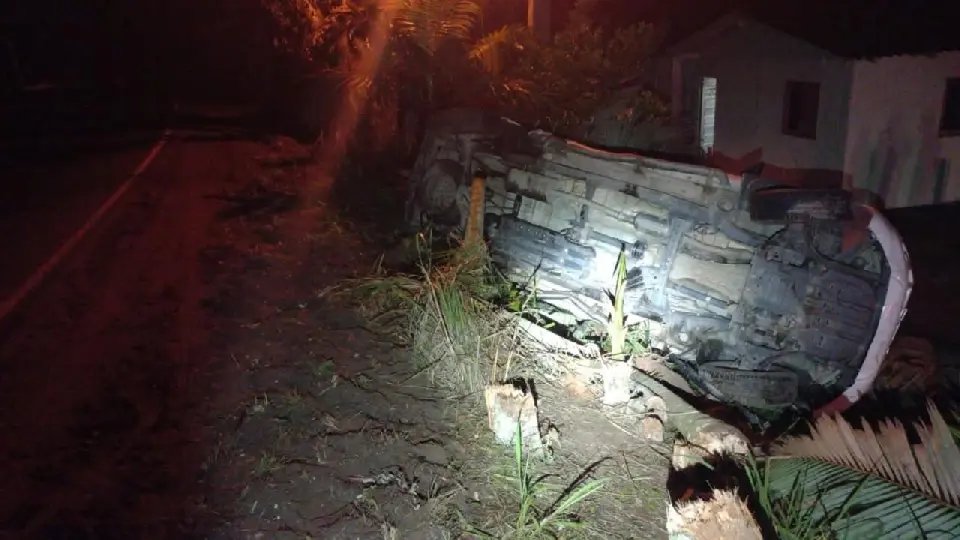 Caminhonete tomba após saída de pista na SC-414