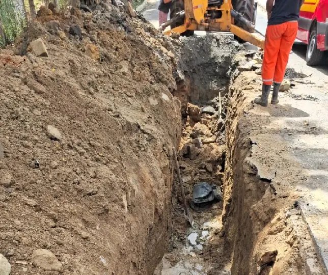 Homem fica ferido ao ser soterrado durante trabalho de escavação
