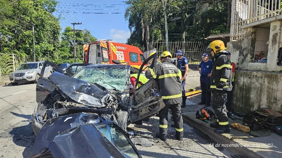 Idoso fica preso às ferragens após colisão frontal entre carro e micro-ônibus