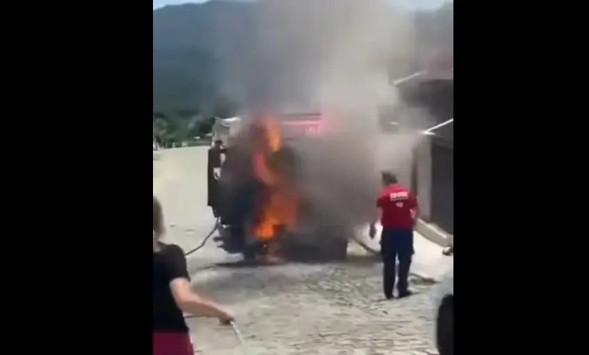 Caminhão dos Bombeiros pega fogo durante atendimento a ocorrência