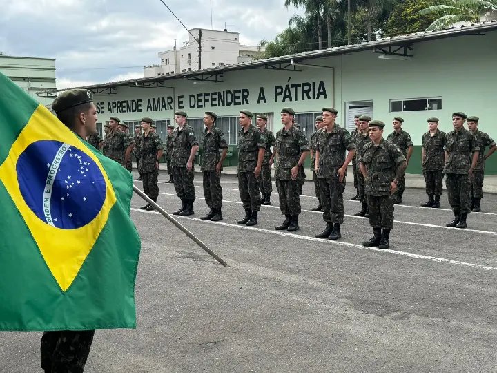Brusque celebra o Dia da Bandeira com solenidade no Tiro de Guerra
