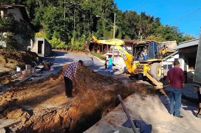 Trabalhos de ligações de esgoto e águas pluviais são intensificados