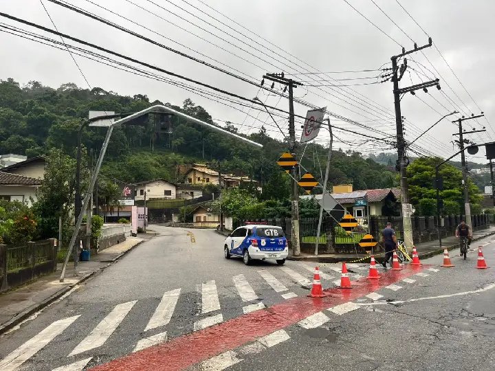 (VÍDEO) Caminhão derruba de vez limitador de altura da Gustavo Halfpap