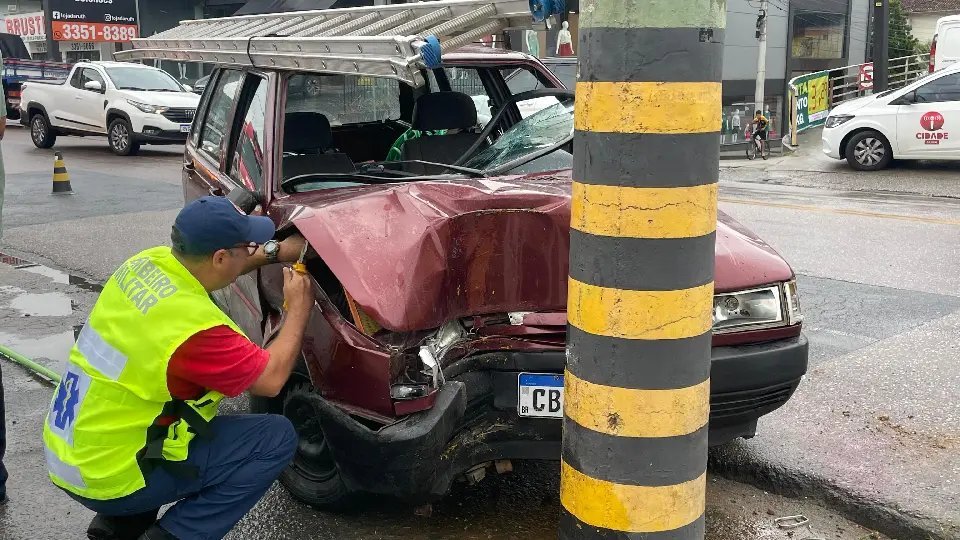 Motorista colide Uno Mille contra poste no Águas Claras