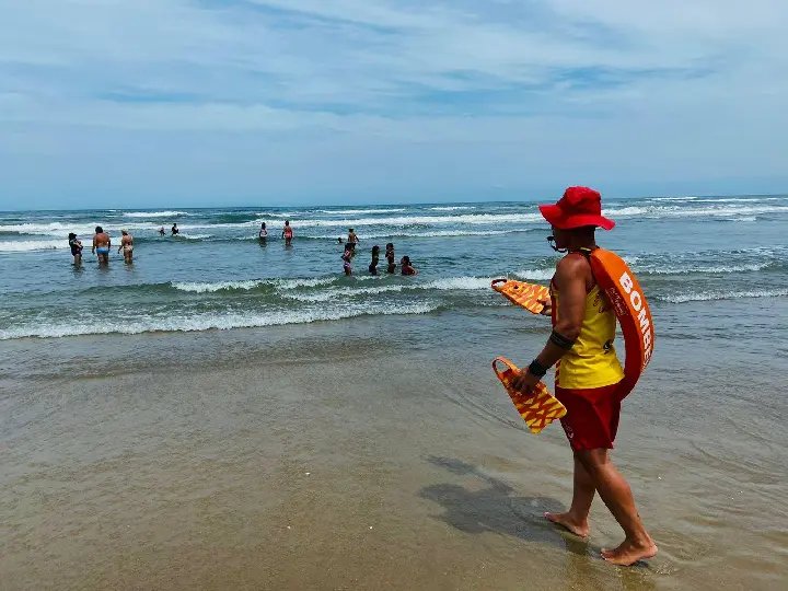 81 salvamentos marcam feriado na pré-temporada de verão