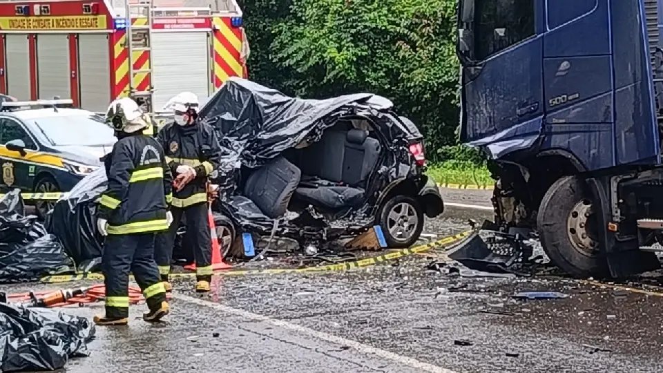 Mulher morre em grave acidente entre carro e caminhão
