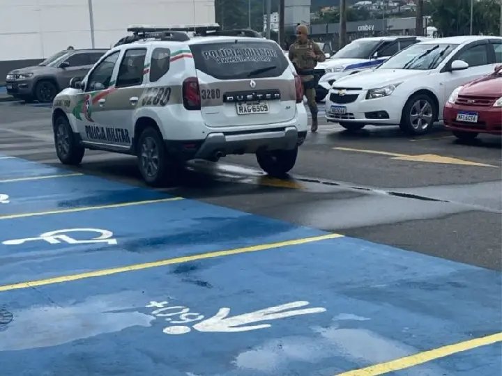 Homem em surto psicótico é baleado após tentar atacar policiais