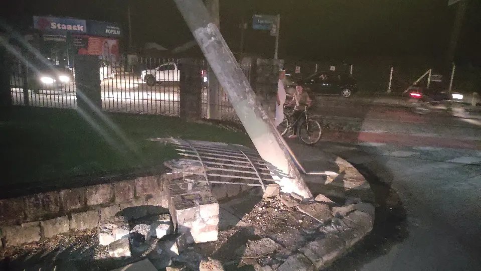 (URGENTE) Caminhão derruba poste e deixa 12 mil sem luz em Brusque 