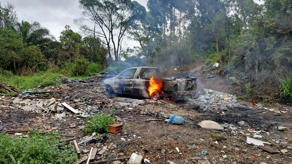 Veículo é encontrado destruído pelo fogo; caso levanta suspeita de crime