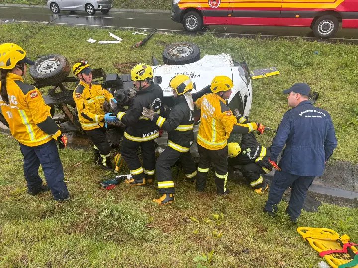 Duas pessoas ficam feridas após caminhão tombar na BR-470