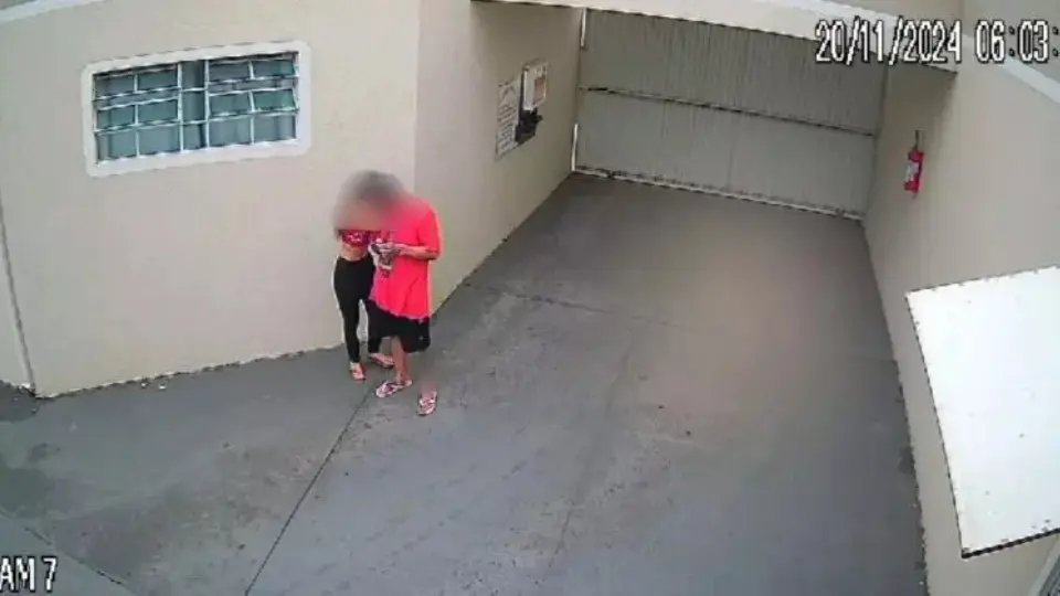 (VÍDEO) Casal pula portão para não pagar motel em SC