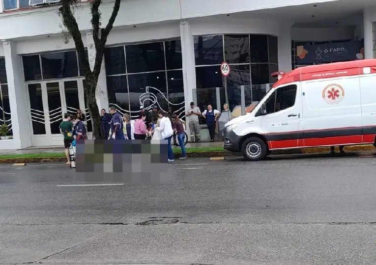Idosa morre após ser atropelada por ônibus