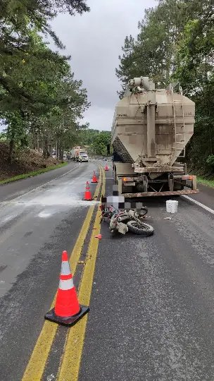 Motociclista morre após bater em caminhão