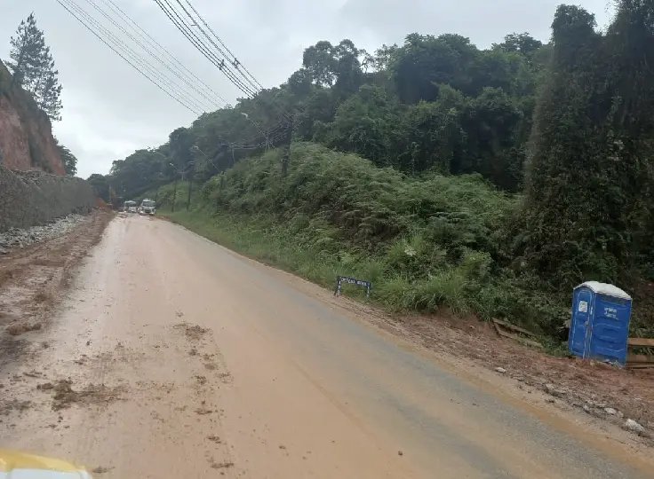 Trânsito fica em meia pista devido a queda de barreira em Botuverá