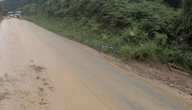 Trânsito é totalmente liberado após queda de barreira em Botuverá