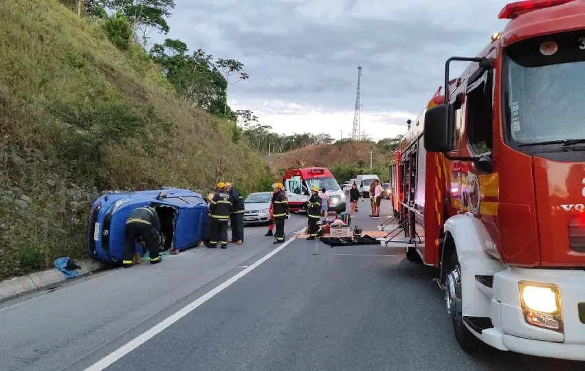 Motorista é encontrado morto após capotar veículo na BR-470