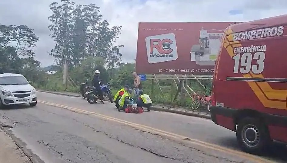 (VÍDEO) Ciclista sofre queda e fica ferido no Limeira