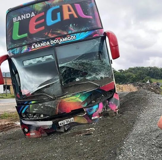 Músicos da Banda Legal sofrem acidente em Blumenau