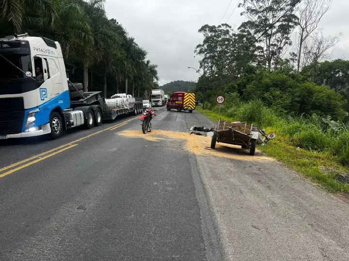 Motociclista morre após acidente com carretinha solta na BR-470
