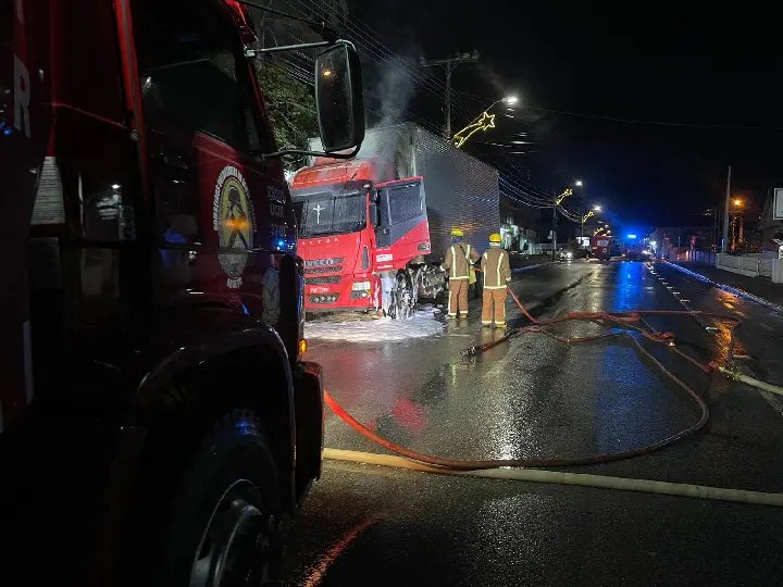 Calor faz motorista acordar e perceber que caminhão estava pegando fogo
