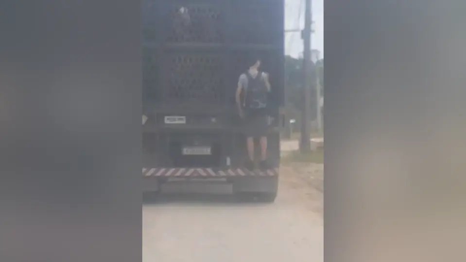 Motorista flagra adolescente "pegando rabeira" em caminhão