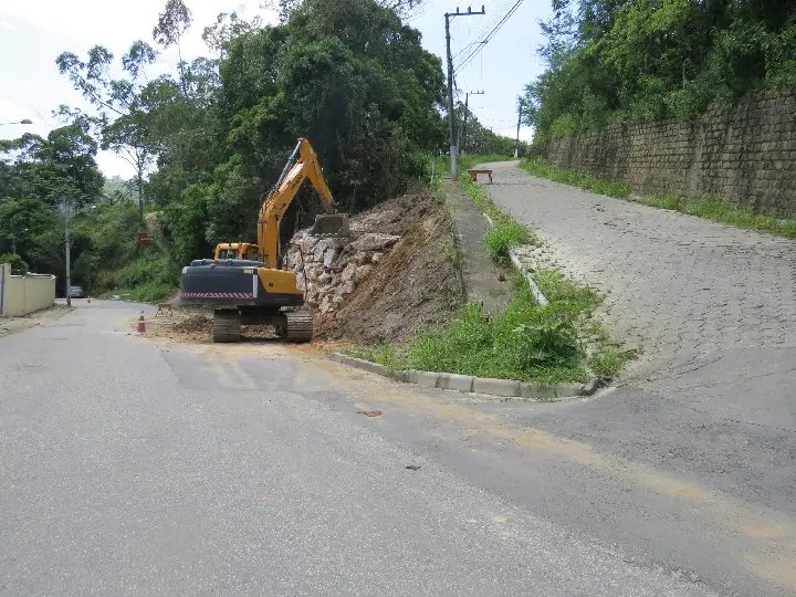 Obra de emergência é realizada no bairro Primeiro de Maio
