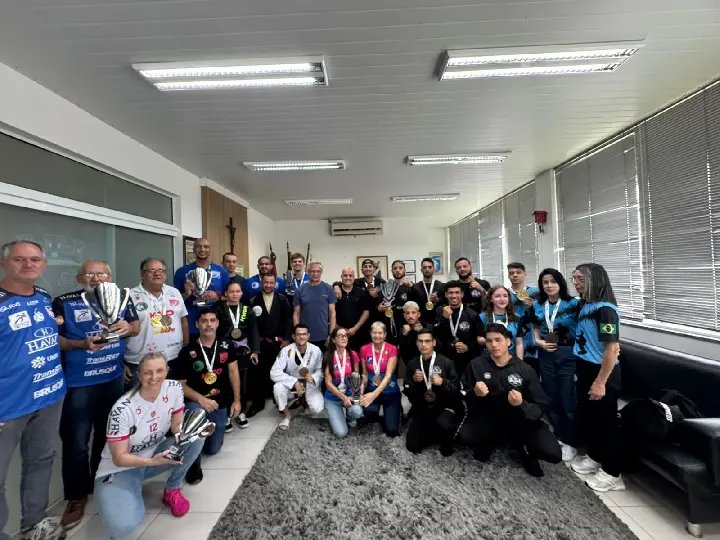 Medalhistas do Jasc são recebidos por Deco