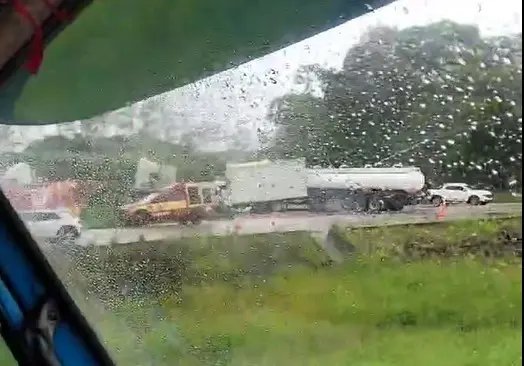 (VÍDEO) Dois caminhões se envolvem em acidente na Antônio Heil