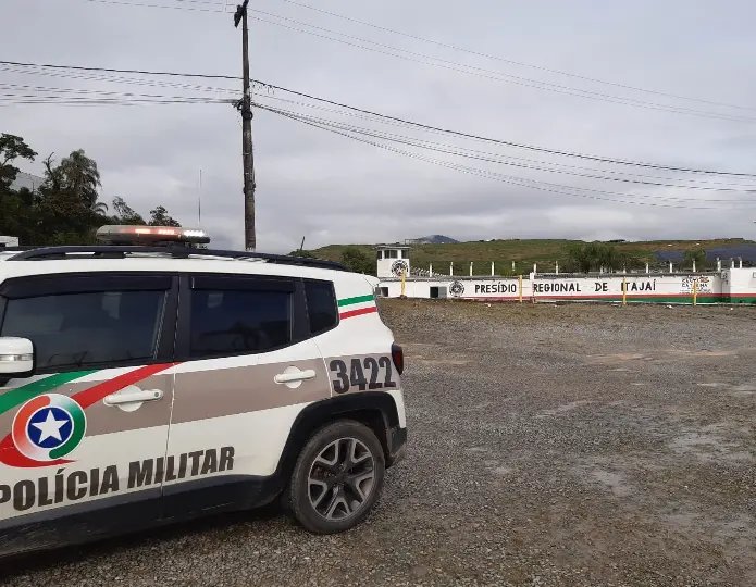 Suspeito de cometer crime cai do telhado ao tentar fugir da polícia