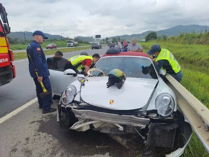 Motorista bate Porsche de quase R$ 1 milhão na BR-470