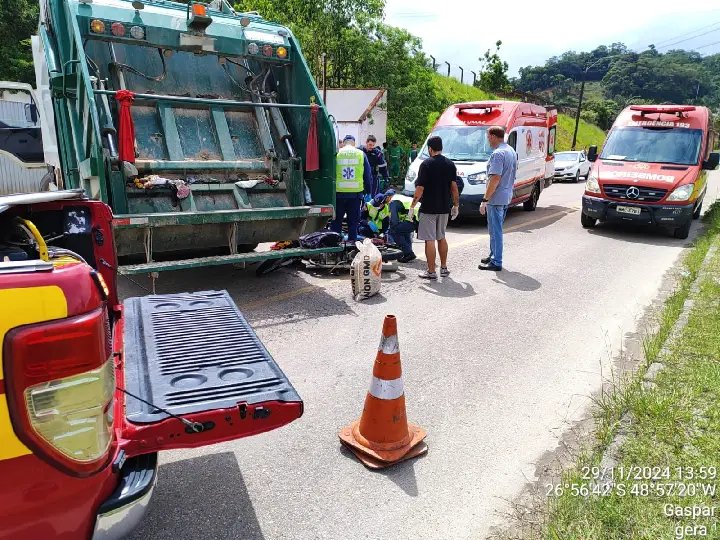 Homem fica ferido após colisão entre caminhão de lixo e moto