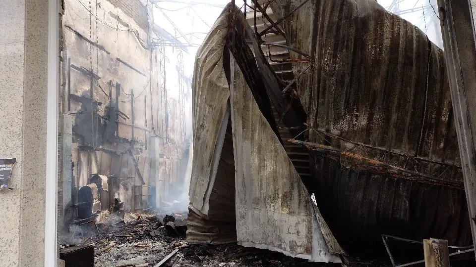 Incêndio atinge parte interna de loja do centro 