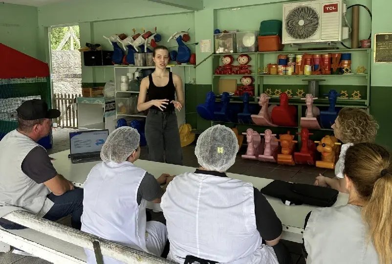 Merendeiras participam de capacitação sobre boas práticas na alimentação escolar