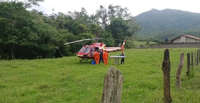Motociclista tem suspeita de traumatismo craniano ao colidir contra muro 