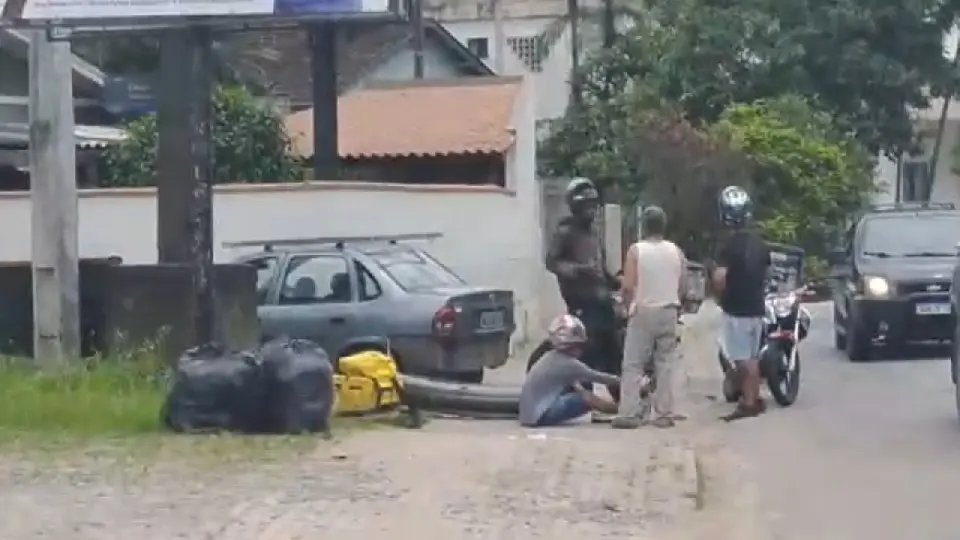 Motociclista fica ferido em colisão com carro na Primeiro de Maio