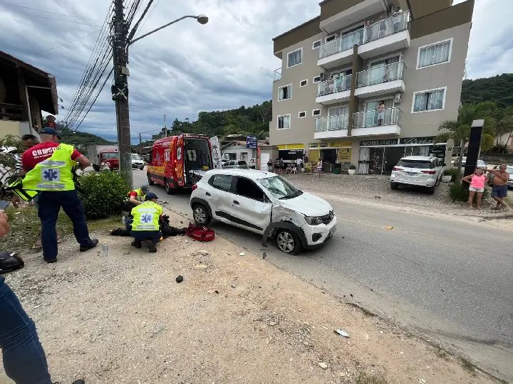Motociclista fica ferido após colidir em dois carros