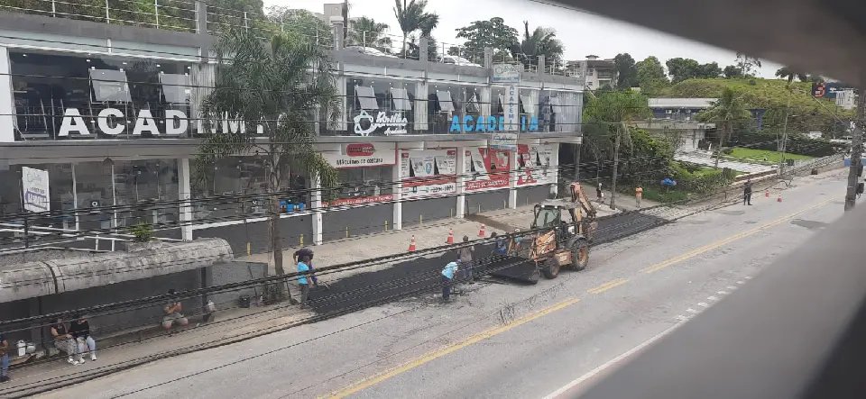 (VÍDEO) Asfalto em calçada visa ampliar via temporariamente devido à obra, explica secretário
