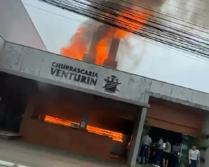 (VÍDEO) Incêndio atinge churrascaria no centro de Balneário Camboriú