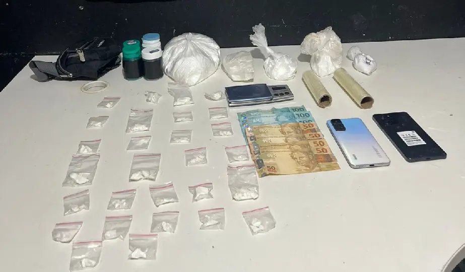 Entrega de drogas é flagrada, e casal vai parar na delegacia