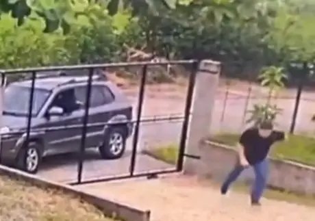 (VÍDEO) Câmera registra criminosos atirando contra empresário