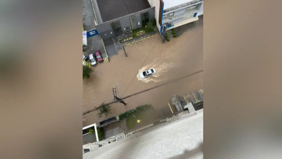 (VÍDEO) Fortes chuvas provocam alagamentos em diversas regiões de Joinville 