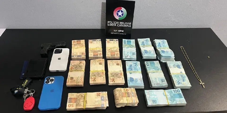 Polícia apreende quase R$ 110 mil e simulacro durante abordagem