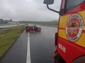 Dois homens ficam presos às ferragens após capotamento na BR-470