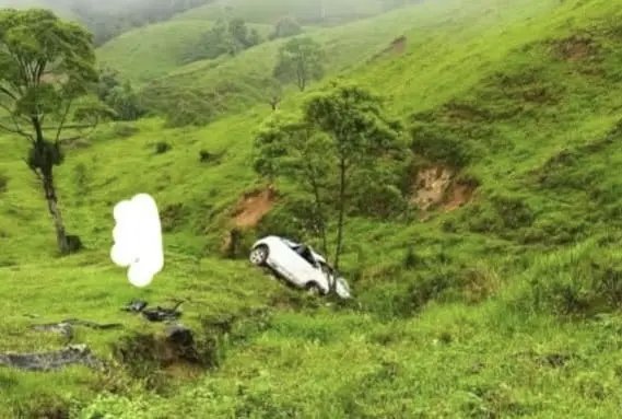 Jovem morre em capotamento após carro cair em ribanceira