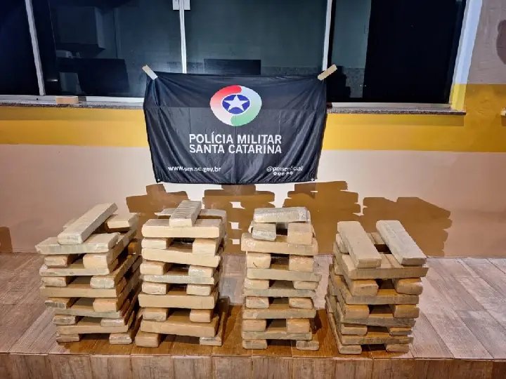 Mãe e filho são presos com 65 kg de maconha