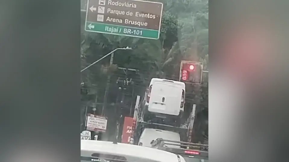(VÍDEO) Caminhão-cegonha excede limite de altura e acaba "preso" à fiação em Brusque