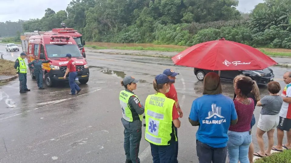 (VÍDEO) Motorista pula de carro antes do veículo cair em rio em Brusque