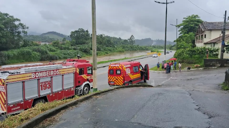 (VÍDEO) Jovem relata momento em que carro caiu no rio Itajaí-Mirim