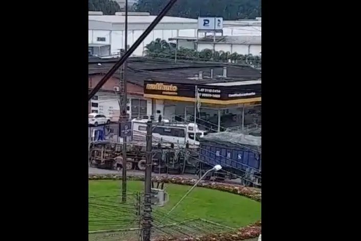 URGENTE - (VÍDEO) Caminhão tomba em rotatória da rodovia Ivo Silveira, em Brusque