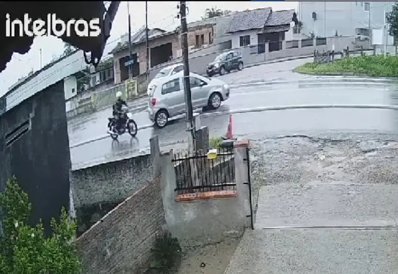 (VÍDEO) Câmera de segurança registra acidente entre carro e moto